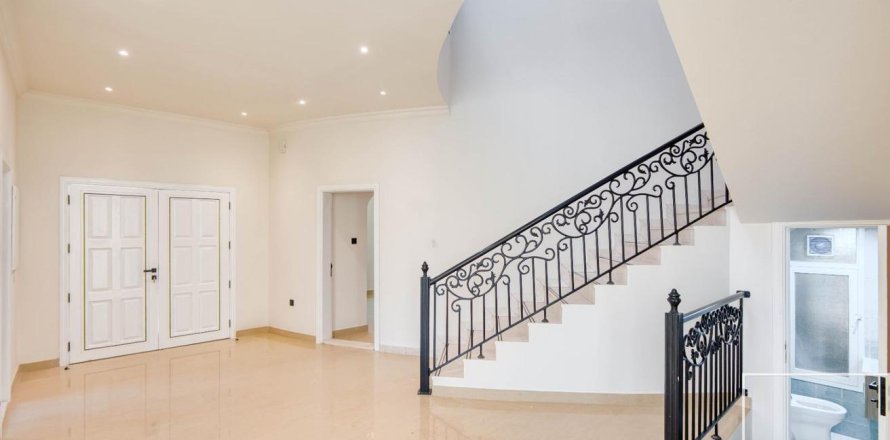 Villa in Umm Suqeim, Dubai, UAE 5 bedrooms, 1848.03 sq.m. № 747860