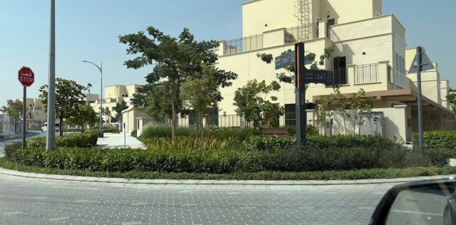 Shtëpi në qytet në Dubai, Emiratet e Bashkuara Arabe 4 dhoma gjumi, 144 m2. № 721809
