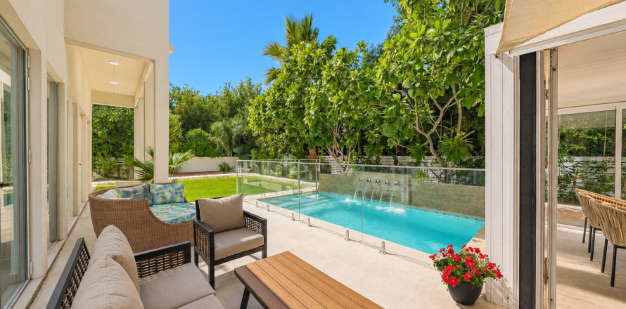 Villa in Dubai, UAE 4 bedrooms, 578 sq.m. № 758464