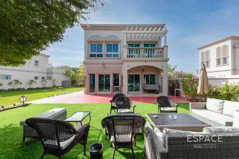 Maison de ville à louer à Jumeirah Village Triangle, Dubai, EAU 2 chambres, 275 m2 № 661236 - photo 1