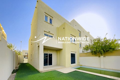 Vilë në Abu Dhabi, Emiratet e Bashkuara Arabe 5 dhoma gjumi, 273 m2. № 629909 - Foto 1