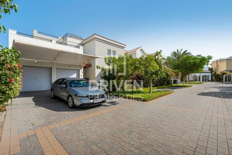 The Villa、Dubai、UAEにあるヴィラ 5ベッドルーム、585 m2 No682687