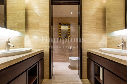 Apartment sa Burj Khalifa, Dubai, UAE 2 silid-tulugan, 177.35182700 sq.m. № 715753 - larawan 25