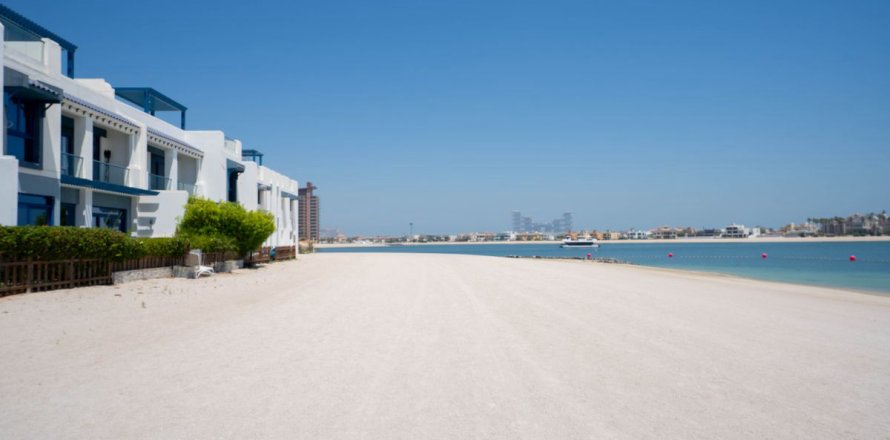 Villa in Palm Jumeirah, Dubai, UAE 5 bedrooms, 270.9 sq.m. № 717608
