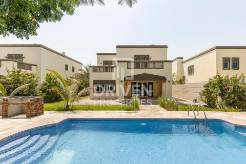 Vila u Jumeirah Park, Dubai, UAE 4 spavaćih soba, 471 m2 Br. 683168 - fotografija 2