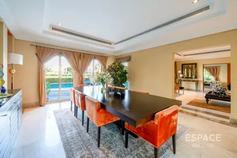 Vila u Meadows, Dubai, UAE 6 spavaćih soba, 596 m2 Br. 737861 - fotografija 11
