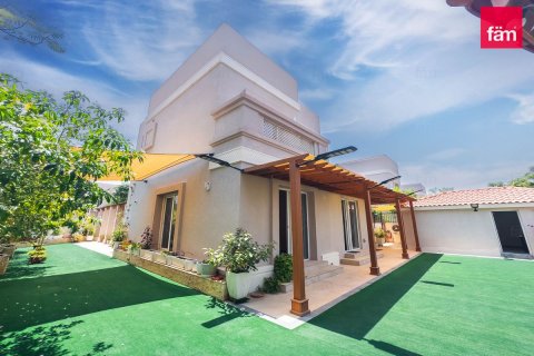 Villa asukohaga Dubai, AÜE: 5 magamistoaga, 564.4 m² Nr 708170