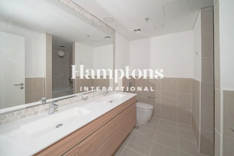 Apartmen di Jumeirah Golf Estates, Dubai, UAE 2 bilik tidur, 127.78993456 meter persegi № 707830 - foto 5