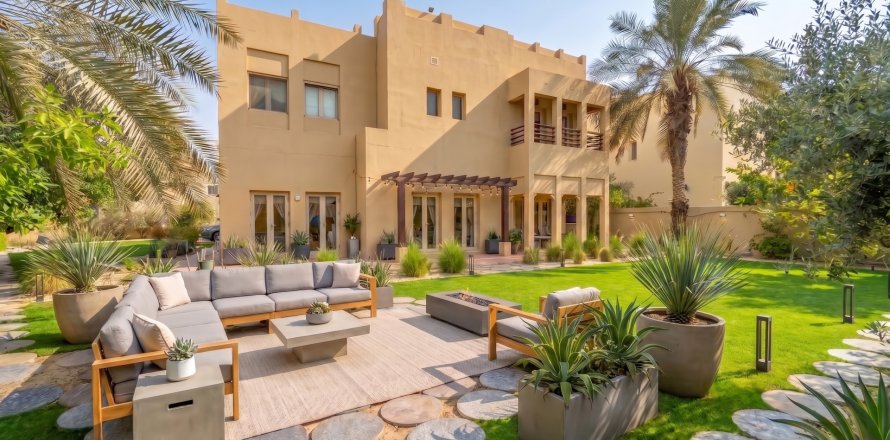 Willa w Dubai, ZEA 4 sypialnie, 827 mkw. nr 734182