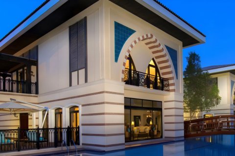 Villa in Palm Jumeirah, Dubai, UAE 5 bedrooms, 413 sq.m. № 631285 - photo 1