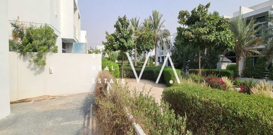 Shtëpi në qytet në Dubai, Emiratet e Bashkuara Arabe 3 dhoma gjumi, 348.28 m2. № 637679