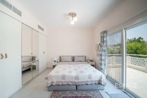 Villa in Meadows, Dubai, UAE 3 bedrooms, 320 sq.m. № 737789 - photo 14