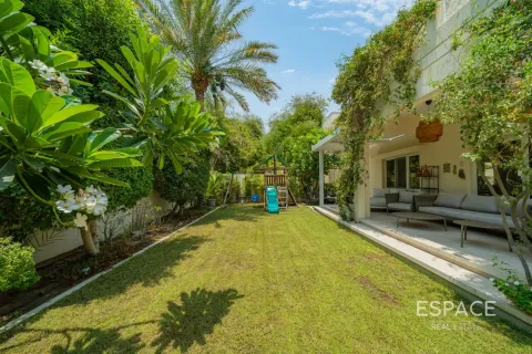 Villa in Meadows, Dubai, UAE 3 bedrooms, 320 sq.m. № 737789 - photo 18