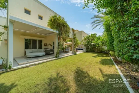 Villa in Meadows, Dubai, UAE 3 bedrooms, 320 sq.m. № 737789 - photo 2
