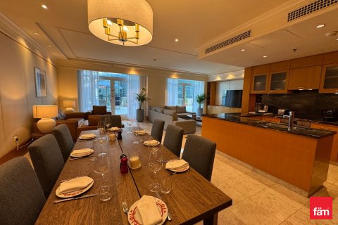 Apartmen di DIFC, Dubai, UAE 2 bilik tidur, 155 meter persegi № 711654