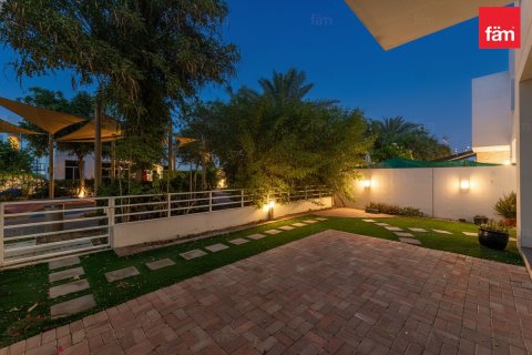 Üürile anda villa asukohaga Dubai, AÜE: 3 magamistoaga, 291.7 m² Nr 699784 - pilt 2
