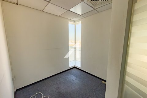 Office in Sheikh Zayed Road, Dubai, UAE 107 sq.m. № 680382 - photo 8