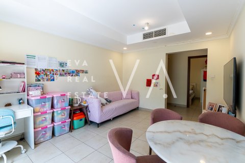 Villa in Meadows, Dubai, UAE 2 bedrooms, 178.74 sq.m. № 637585 - photo 1