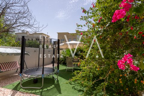 Villa in Meadows, Dubai, UAE 2 bedrooms, 178.74 sq.m. № 637585 - photo 15