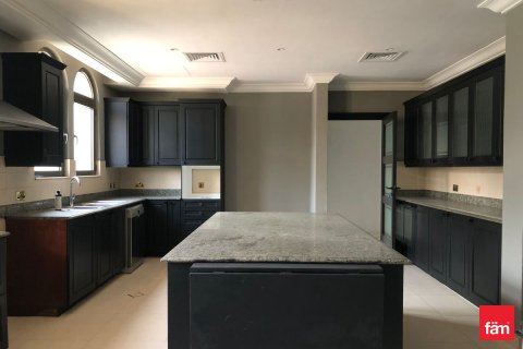 Villa te huur in Palm Jumeirah, Dubai, VAE 6 slaapkamers, 1241.6 vr.m., nr 679777 - foto 3