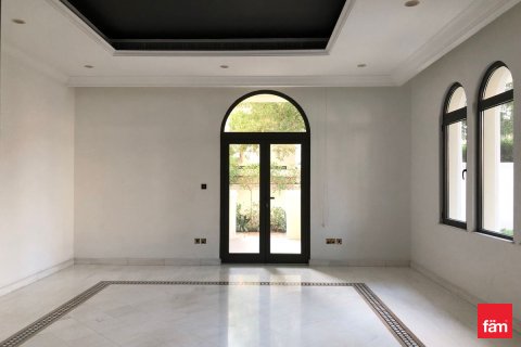 Villa te huur in Palm Jumeirah, Dubai, VAE 6 slaapkamers, 1241.6 vr.m., nr 679777 - foto 4