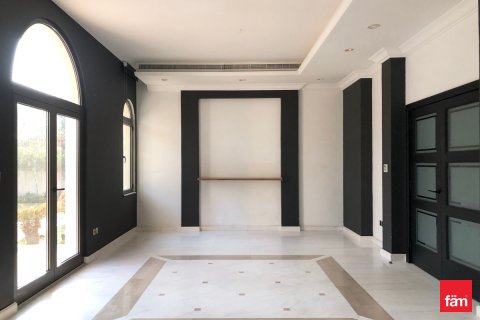 Villa te huur in Palm Jumeirah, Dubai, VAE 6 slaapkamers, 1241.6 vr.m., nr 679777 - foto 2