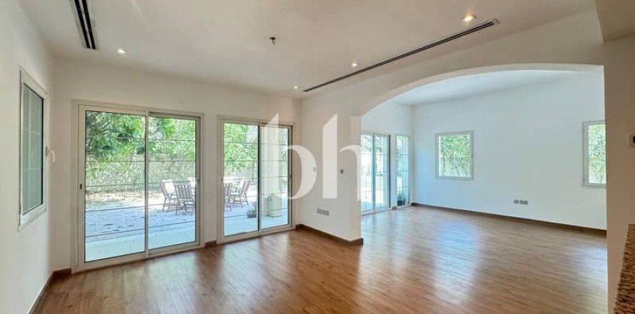 Villa asukohaga Jumeirah Village Triangle, Dubai, AÜE: 2 magamistoaga, 708 m² Nr 643785
