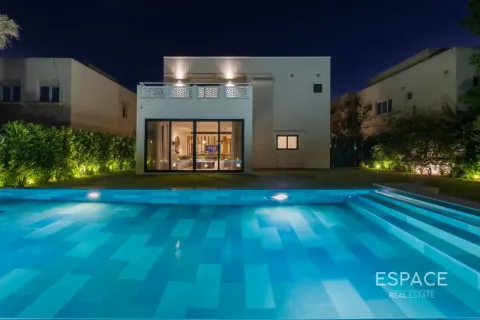 Villa à louer à Meadows, Dubai, EAU 5 chambres, 375 m2 № 738265 - photo 1