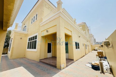 Villa in Al Barsha, Dubai, UAE 5 bedrooms, 464.5 sq.m. № 633365 - photo 1
