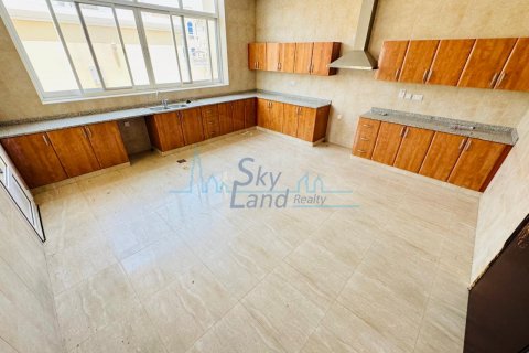 Villa in Al Barsha, Dubai, UAE 5 bedrooms, 464.5 sq.m. № 633365 - photo 7