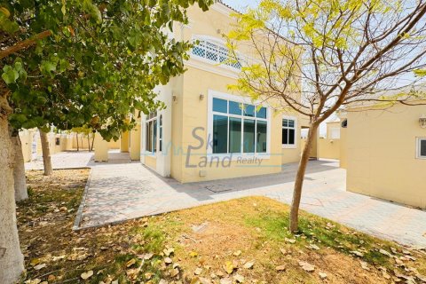 Villa in Al Barsha, Dubai, UAE 5 bedrooms, 464.5 sq.m. № 633365 - photo 2