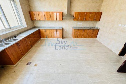 Villa in Al Barsha, Dubai, UAE 5 bedrooms, 464.5 sq.m. № 633365 - photo 28