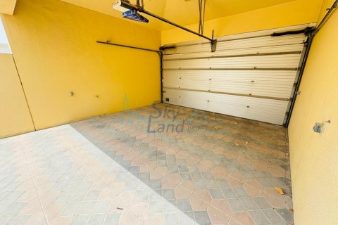 Villa in Al Barsha, Dubai, UAE 5 bedrooms, 464.5 sq.m. № 633365 - photo 23