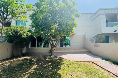 Huvila Umm Suqeim, Dubai, Arabiemiraatit 3 makuuhuonetta, 325.2 m2 № 658857 - kuva 1