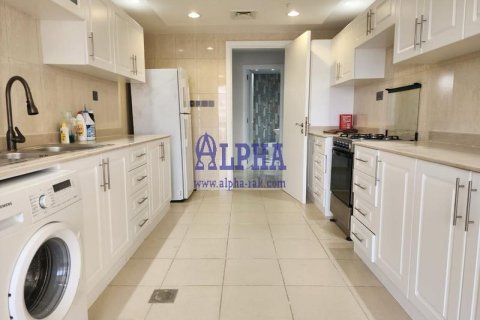 Apartamento en venta en Al Hamra Village, Ras Al Khaimah, EAU 3 dormitorios, 223 m2 № 709129 - foto 8