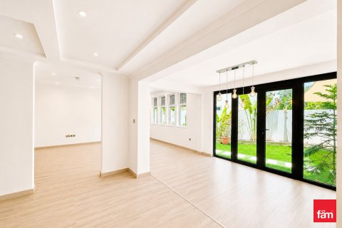 Villa till försäljning i Jumeirah Park, Dubai, UAE 3 sovrum, 550.7 kvm Nr. 710686 - fotografi 2