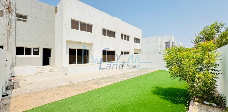 Villa a Umm Suqeim, Dubai, EAU 4 camere da letto, 371.6 mq. № 634136