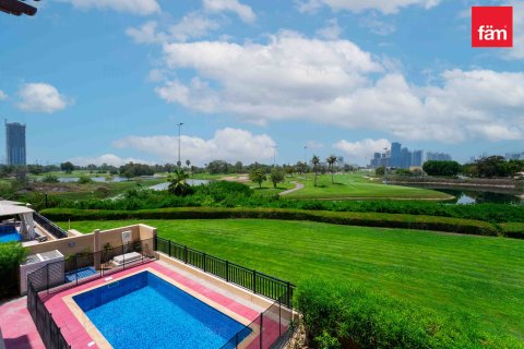 Villa te huur in Dubai, VAE 4 slaapkamers, 367.4 vr.m., nr 634725 - foto 1