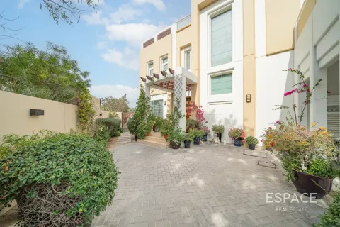 Villa sa Mudon, Dubai, UAE 4 silid-tulugan, 438 sq.m. № 737948 - larawan 1