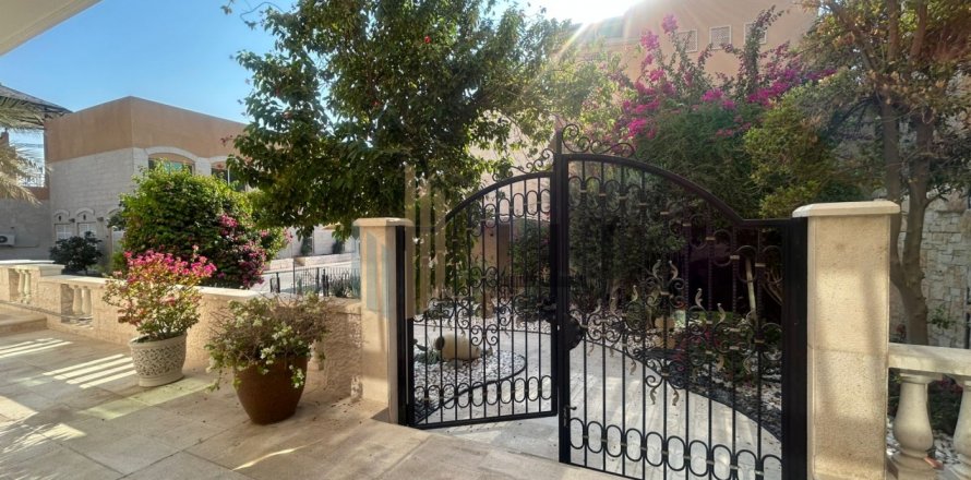 Вилла Аль-Мушриф, Абу-Даби, БАӘ-да 4 жатын бөлмелер, 1411.6 м² № 669052