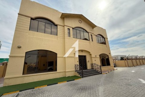 Vila u gradu Al Barsha, Dubai, UAE 6 spavaće sobe, 471 m2 Br. 699264