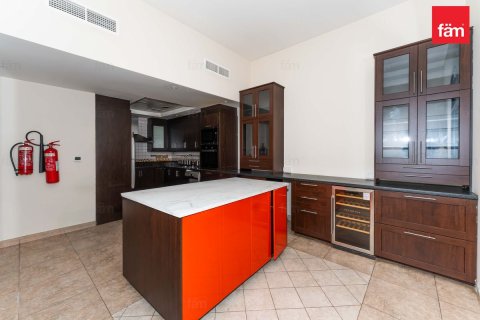 Villa te huur in Dubai, VAE 4 slaapkamers, 298.1 vr.m., nr 679885 - foto 21