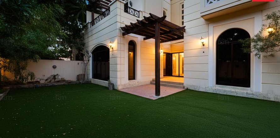 Villa in Dubai, VAE 4 slaapkamers, 298.1 vr.m. nr 679885