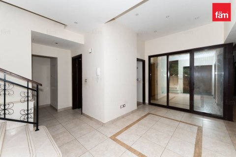 Villa te huur in Dubai, VAE 4 slaapkamers, 298.1 vr.m., nr 679885 - foto 4