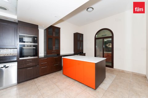 Villa te huur in Dubai, VAE 4 slaapkamers, 298.1 vr.m., nr 679885 - foto 28