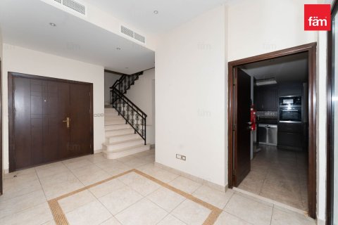 Villa te huur in Dubai, VAE 4 slaapkamers, 298.1 vr.m., nr 679885 - foto 22