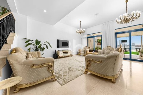Townhouse in Palm Jumeirah, Dubai, UAE 5 bedrooms, 340 sq.m. № 642964 - photo 1