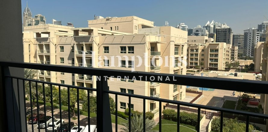 Appartamento a The Views, Dubai, EAU 1 camera da letto, 79.2463 mq. № 702202