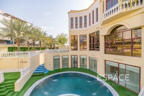 Villa à louer à Emirates Hills, Dubai, EAU 8 chambres, 1486 m2 № 650318 - photo 1