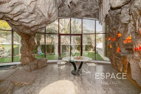 Villa à louer à Emirates Hills, Dubai, EAU 8 chambres, 1486 m2 № 650318 - photo 5